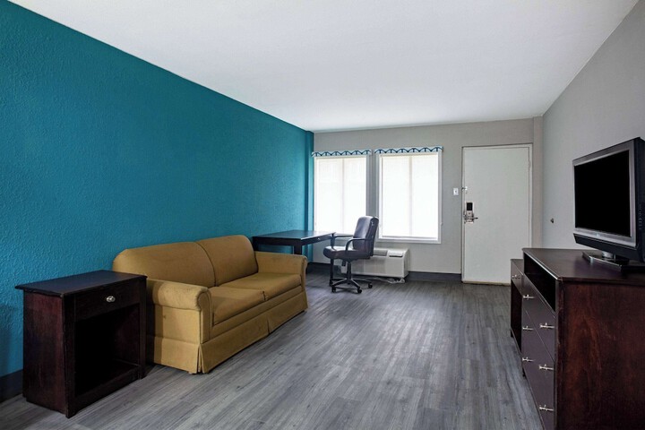Room 10 of 20