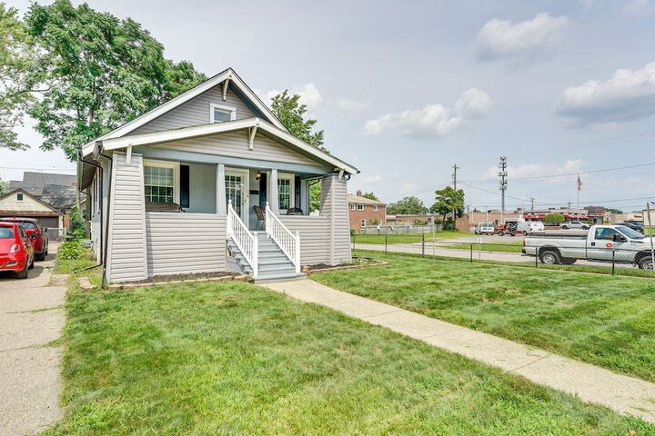 Pet-friendly Home w / Yard Near Downtown Royal Oak