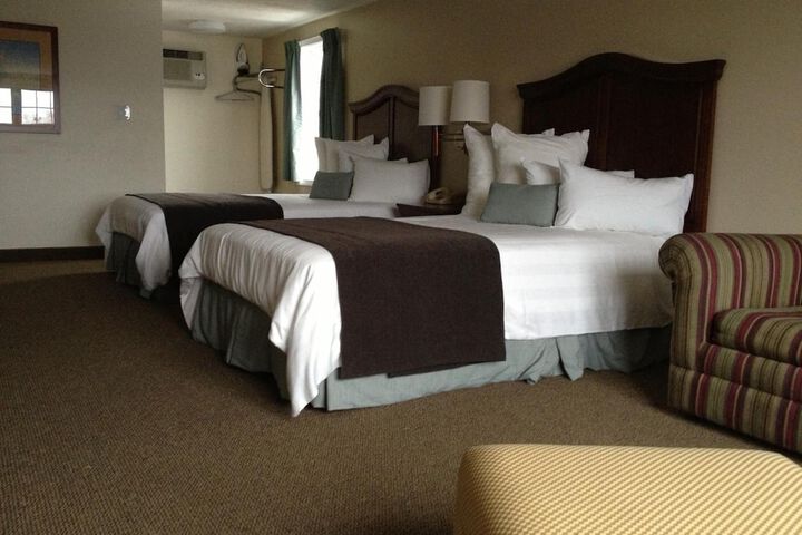 Holiday Hill Inn & Suites