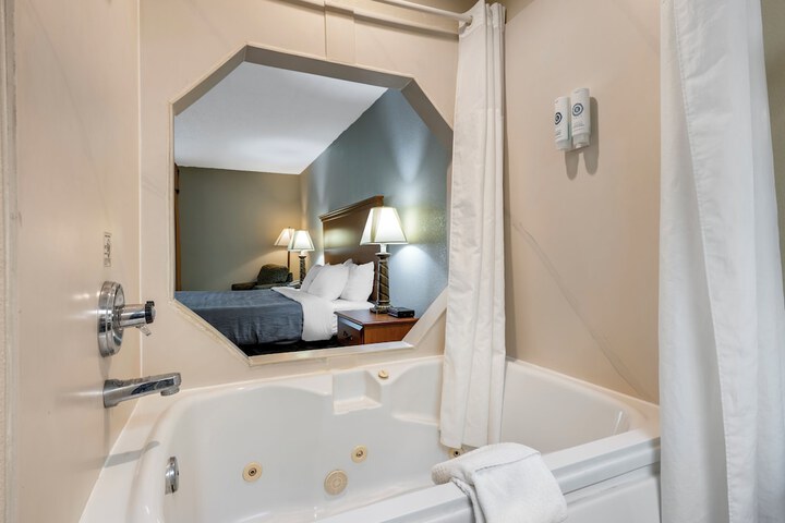 Quality Inn & Suites Near Amish Country