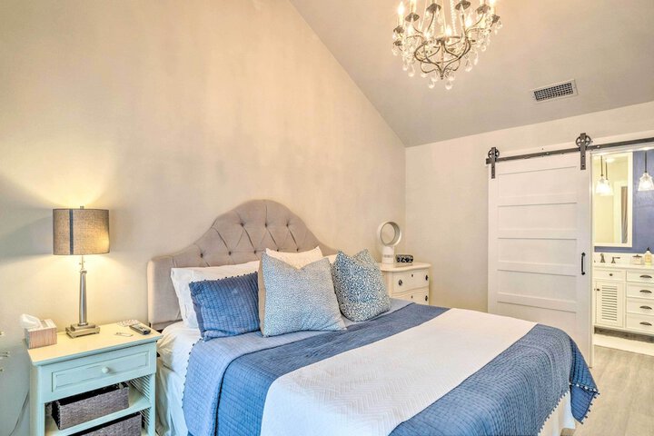 Horseshoe Bay Townhome w / Patio & Outdoor Pool!
