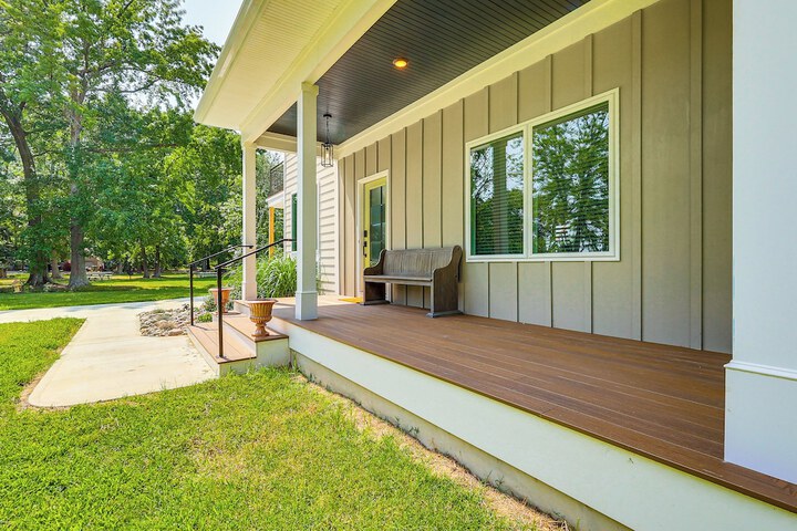 Rock Hall Retreat w / Balcony Near Park & Marina!