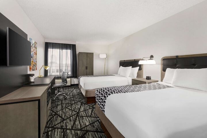 La Quinta Inn & Suites by Wyndham Cleveland Airport West