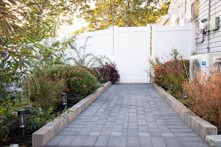 Exceptional & Central Garden Suite, Top Amenities & Care!