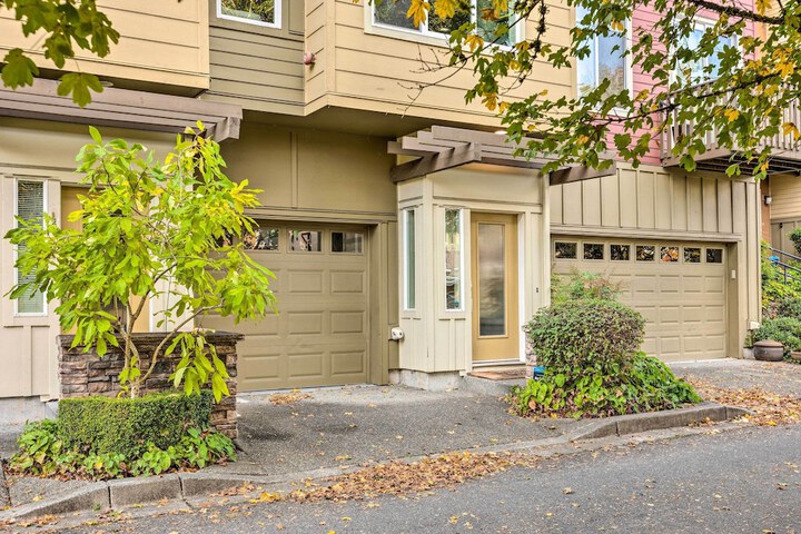 Walk to Local Shops & Eats! Quaint Issaquah Home