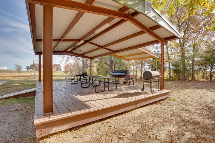 On-site Boat Ramp: Pet-friendly Kerens Studio!