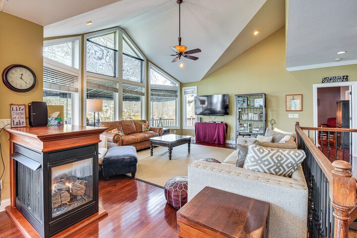 Waterfront Getaway w / Fire Pit + Game Room!