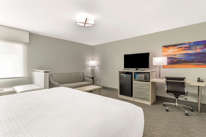 Best Western Plus Cleveland Inn & Suites