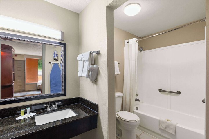 Days Inn by Wyndham Knoxville East