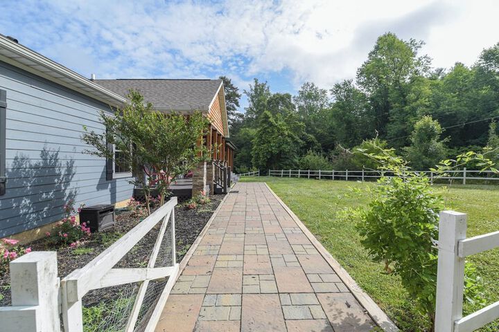Riverside Ranch by Avantstay Mins to Downtown