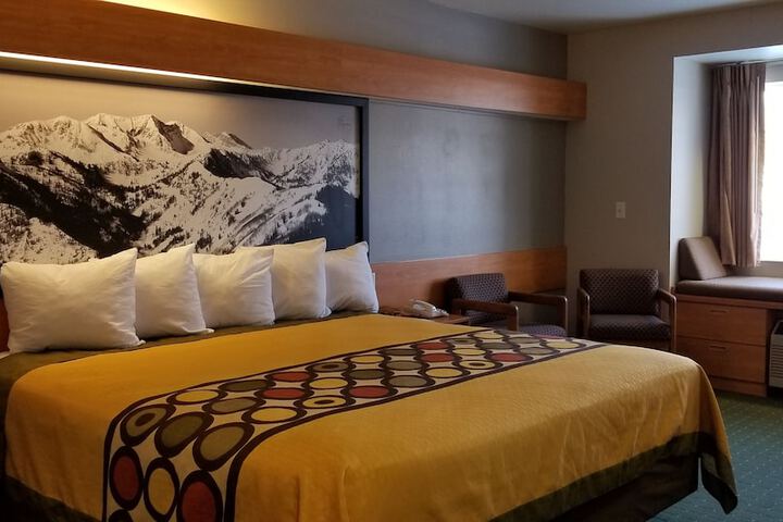 Room 8 of 40