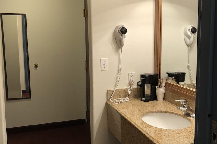 Room 27 of 84