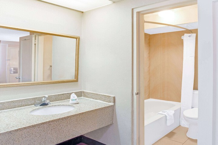 Travelodge by Wyndham Silver Spring