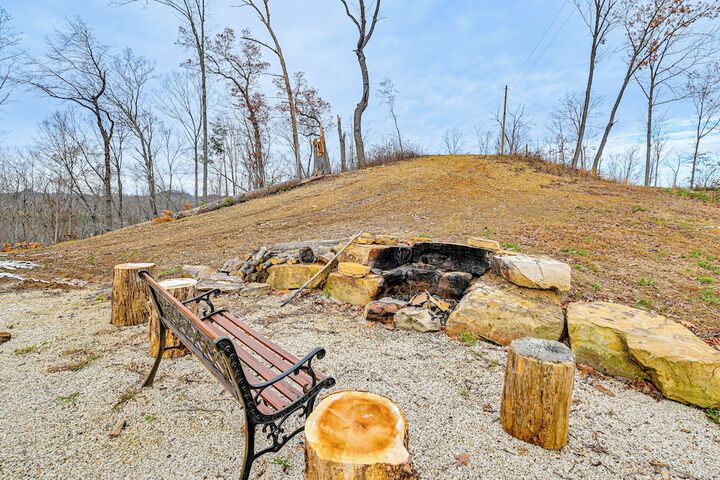 Hike & Climb: Pet-friendly Red River Gorge Cabin!