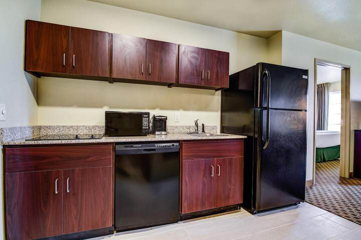 Castle Rock Inn & Suites