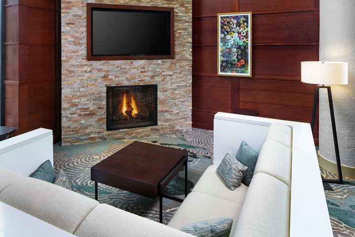 Lounge 56 of 59