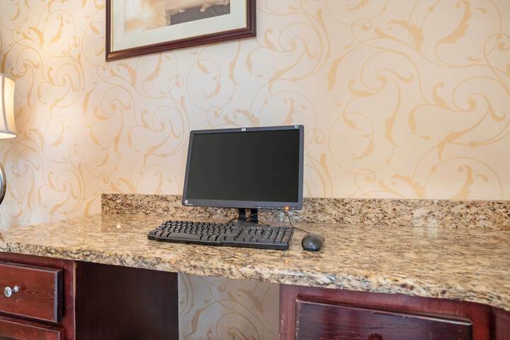 Quality Inn & Suites near Lake Eufaula