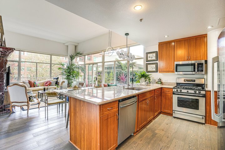 Luxe Condo w / Private Patio & Perks in Emeryville!