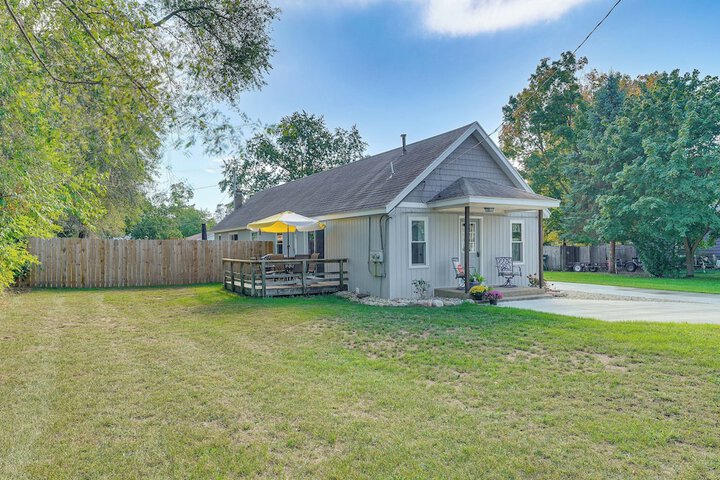 Wayland Retreat w / Deck: Walk to Downtown!