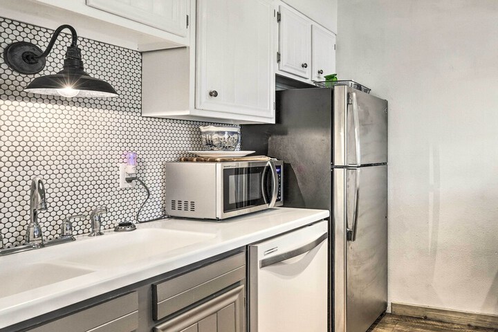 Condo w / Balcony & Views - Steps to Ski Shuttle!