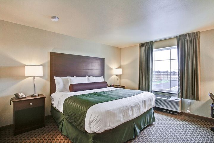 Castle Rock Inn & Suites