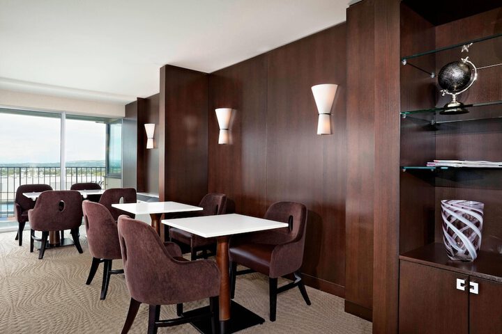 Lounge 60 of 61