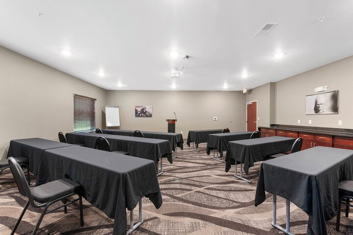 Cobblestone Hotel & Suites - Urbana