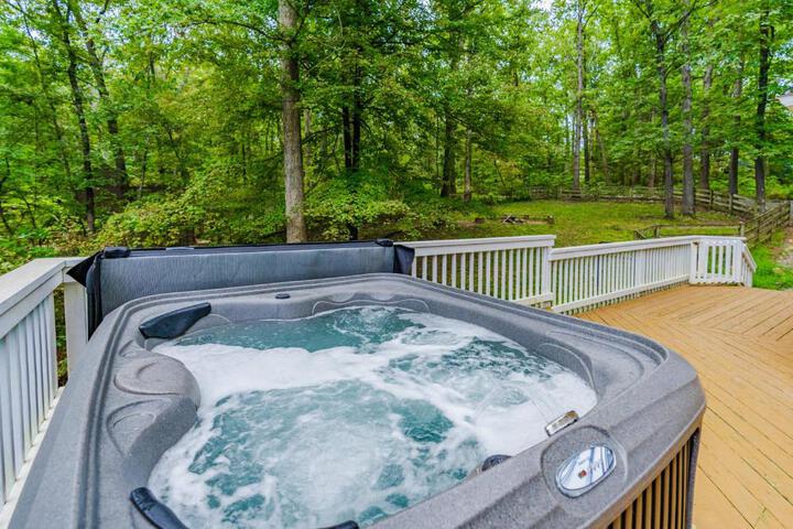 Hot Tub Fire Pit, Deck, Grill, WiFi, Dog-Friendly