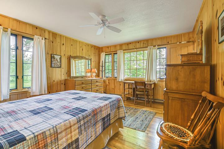 Lakefront Escape w / Deck & Kayaks in Lovell!