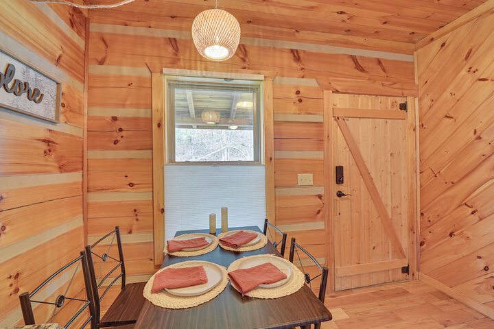 Pet-friendly Cabin w / Hot Tub in Daniel Boone NF