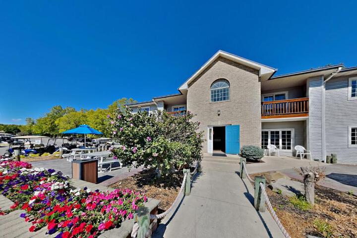 Put-in-Bay Poolview Condo #4