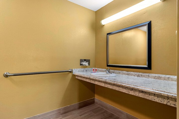 Room 10 of 28