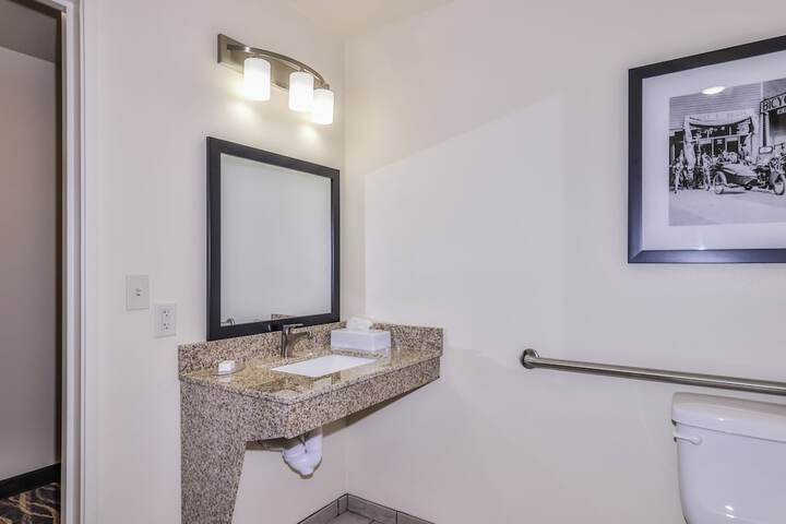 Cobblestone Hotel & Suites - Waukesha / West Milwaukee