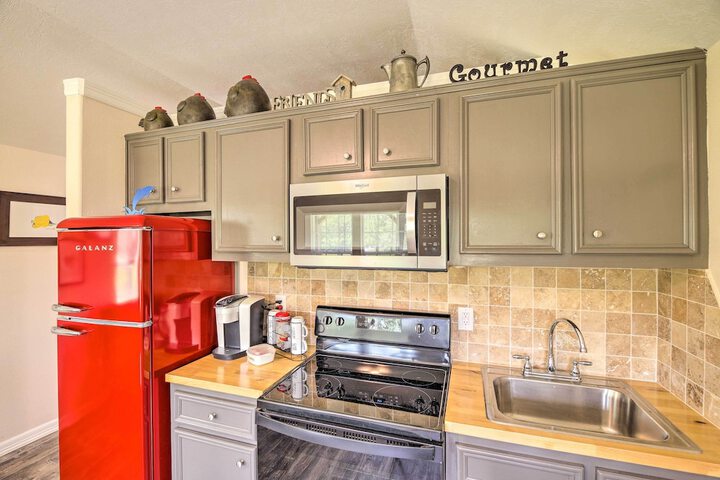 Lakefront Cabin w / Access to 2 Paddleboats!