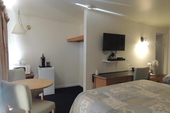 100 Mile Motel & RV Park
