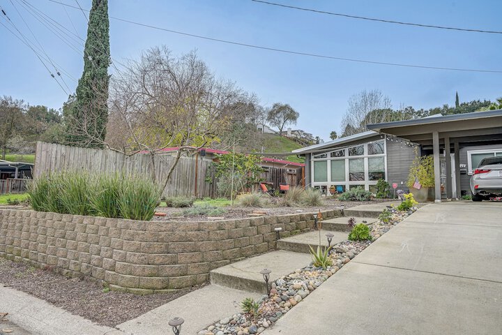 Pacheco / martinez Studio: 22 Mi to Dtwn Oakland!