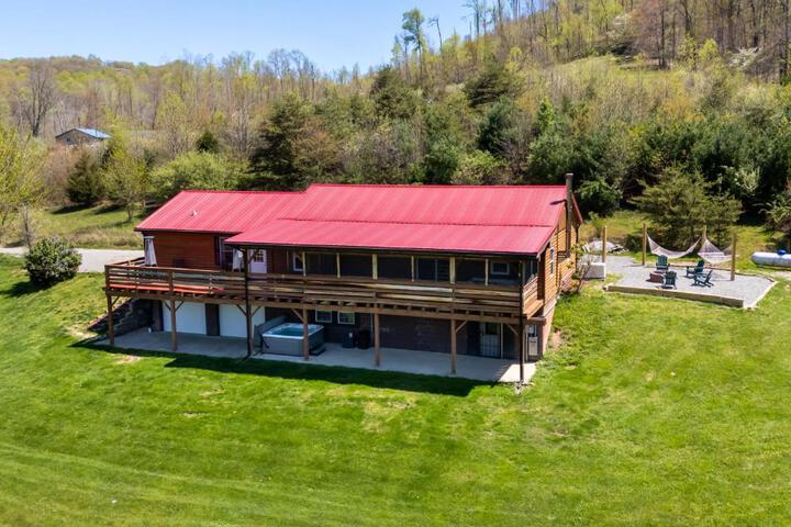 Spacious Cabin Near Hocking Hills and Caves with Hot Tub and Firepit