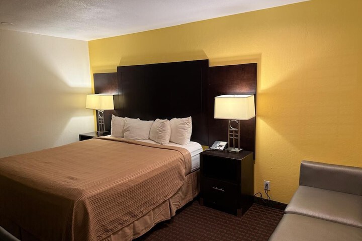 Hollister Inn