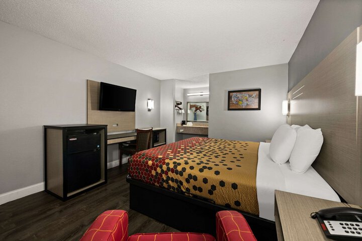 Room 10 of 28