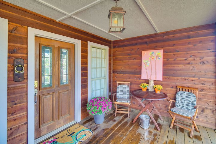 Dock Views & Grill: Spacious Grand Lake Lodge
