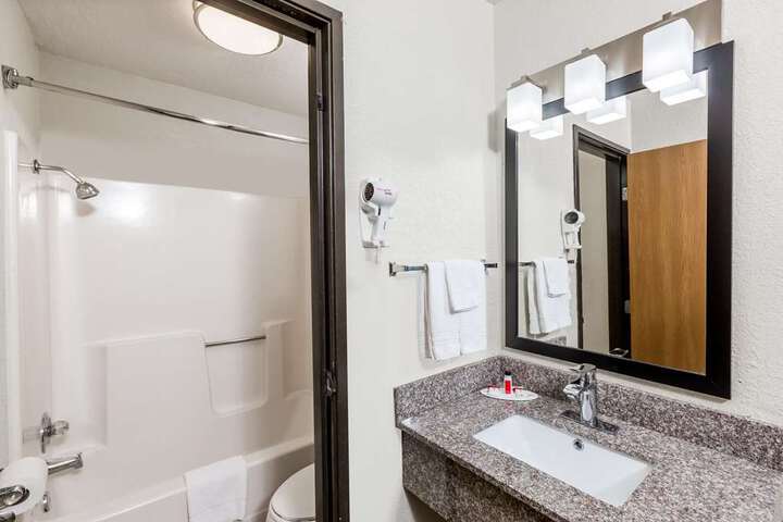 Super 8 by Wyndham Urbandale / Des Moines Area