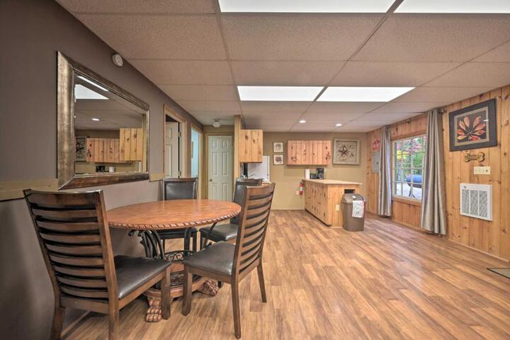 ‘John Wayne Apartment - Deck BBQ, Horses On-Site