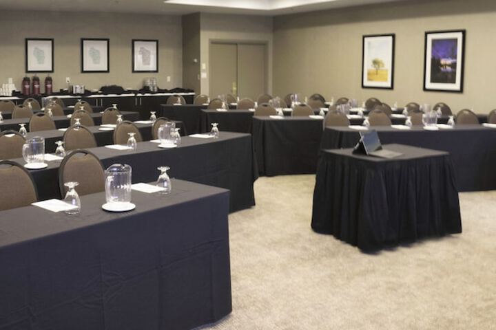 Embassy Suites by Hilton Milwaukee Brookfield