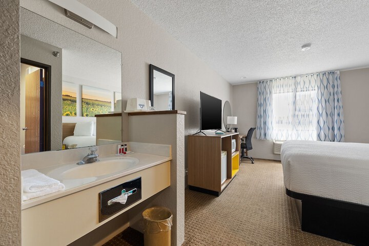 Room 10 of 32