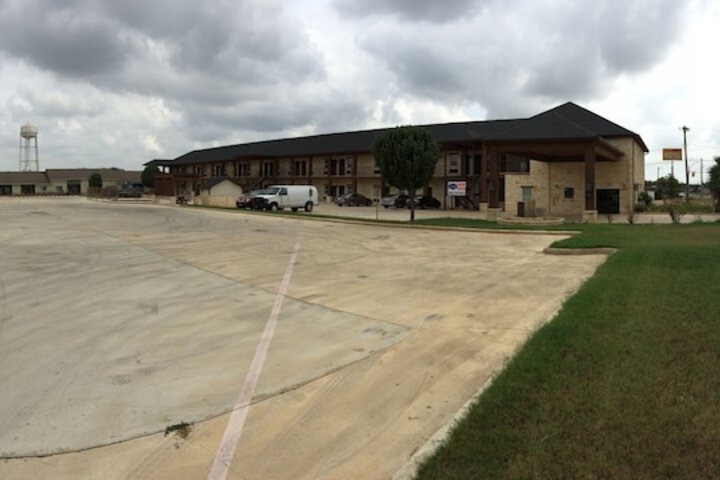 Pearsall Inn & Suites