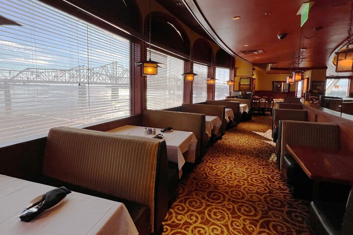 Lounge 67 of 84