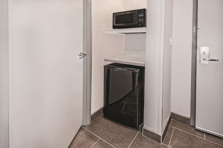 La Quinta Inn & Suites by Wyndham Dallas Grand Prairie North