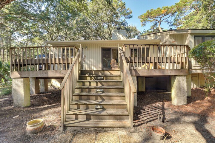 Spacious Kiawah Island Home w / Deck Walk to Beach