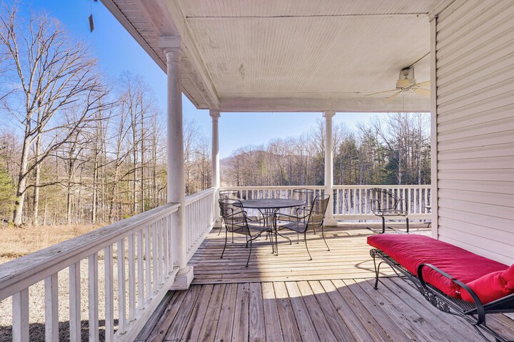 Family Home w / Game Room & Decks in Etlan!