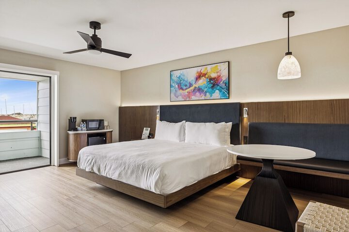 456 Embarcadero Inn & Suites